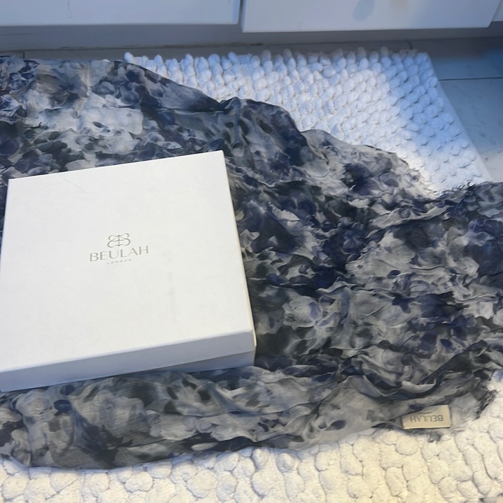 Beulau London Edan Scarf - same style/brand that Kate Middleton has.  Used.